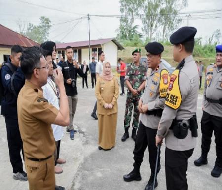 Bupati Bengkalis, Kasmarni saat meninjau TPS di Kecamatan Mandau.(foto: zulkarnaen/halloriau.com)