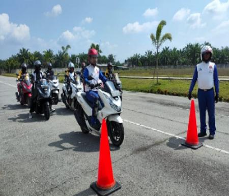 Kegiatan safety riding Capella Honda Riau bersama bikers HPCI.(foto: istimewa)