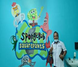 Plt Direktur RSUD Kepulauan Meranti, Fajar Triasmoko di ruang Poli Anak yang telah dilukis dengan berbagai aneka karakter kartun