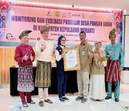 Bupati Meranti saksikan BPOM beri plakat Desa Mekong Juara Lomba Desa Pangan Aman (foto/Ali)