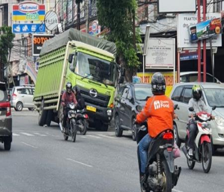 Truk terperosok di lubang bekas galian PDAM di Jalan Harapan Raya Pekanbaru.(foto: mg2/halloriau.com)