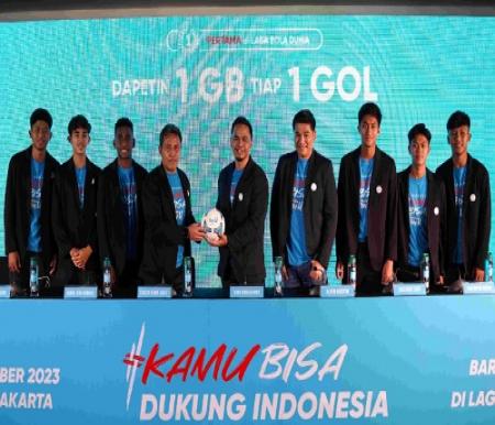 Head of by.U Riko Ringgoanto (tengah kanan) & Pelatih Indonesia U-17 Bima Sakti saat simbolisasi penyerahan bola bersama para pemain Indonesia U-17 di Jakarta, Rabu (1/11).(foto: istimewa)