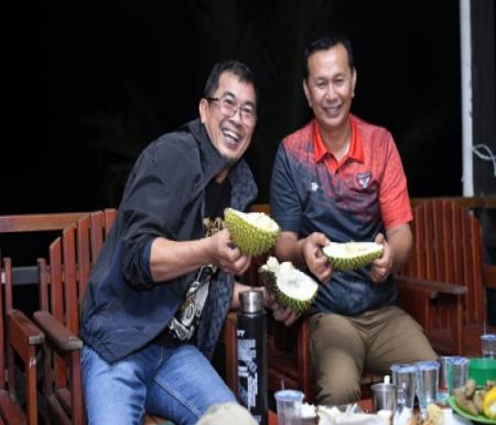Ketua PWI Riau, Raja Isyam Azwar makan durian bersama Wakil Bupati Rohul, Indra Gunawan di Objek wisata  Bukit Godang  Sabtu (23/12).(foto: istimewa)