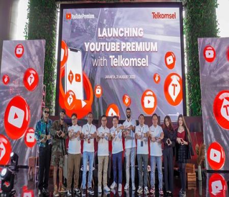Jajaran Manajemen Telkomsel dan YouTube beserta artis pendukung saat sesi peluncuran Paket YouTube Premium Telkomsel (foto/int)