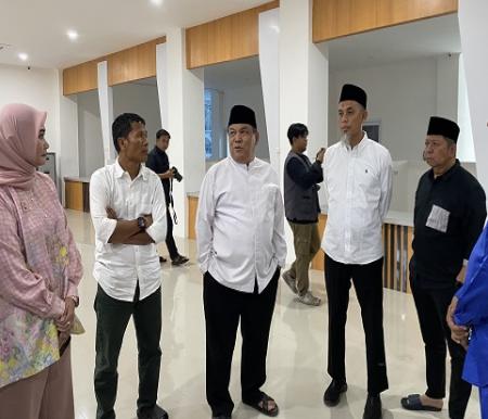 Pj Gubri, SF Hariyanto didampingi Walikota Dumai, Paisal dan Kepala Bapenda Riau Eva Refita meninjau Kantor Samsat Dumai (foto/Yuni)
