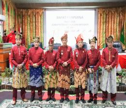 Foto bersama Bupati, wakil Bupati Kepulauan Meranti bersama unsur pimpinan DPRD usai rapat paripurna peringatan hari jadi Kabupaten Kepulauan Meranti ke-13