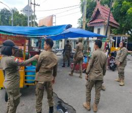 Satpol PP Pekanbaru saat menertibkan PKL di jalan (foto/int)