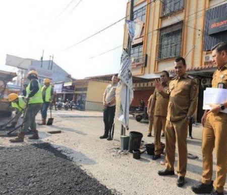 Pj Wali Kota Pekanbaru Muflihun meninjau perbaikan jalan rusak.