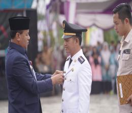Plt Bupati Kuansing, Suhardiman Amby melantik Jhon Hendri sebagai Camat Sentajo Raya.(foto: ultra/halloriau.com)