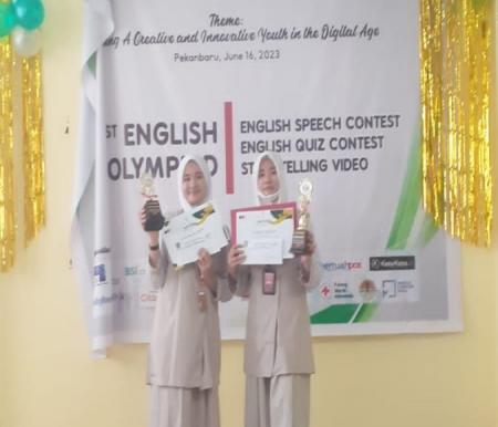 Santri IP ICBS Riau mengukir prestasi di Olimpiade Bahasa Inggris FKIP UIR, Cerika Azzahra Irawan dan Erika Humairah (foto/ist)
