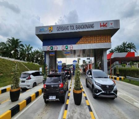 Gerbang Tol Pekanbaru-Bangkinang padat kendaraan (foto/ist)