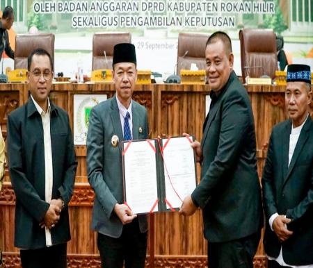 DPRD bersama Pemkab Rohil sepakat APBD Perubahan TA 2023 senilai Rp 2,4 triliun (foto/zal)