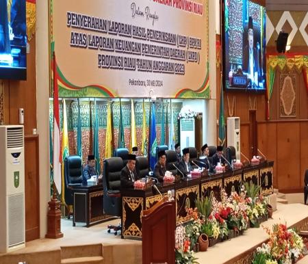 Pasca berakhirnya jabatan sebagai Pj Walikota Pekanbaru pekan lalu, Muflihun terlihat kembali aktif di Setwan DPRD Riau, Kamis (30/5/2024) (foto:rinai/halloriau) 