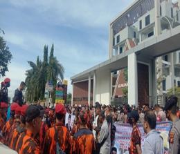 Massa Pemuda Pancasila dan mahasiswa berunjukrasa di depan Kejati Riau.(foto: bayu/halloriau.com)