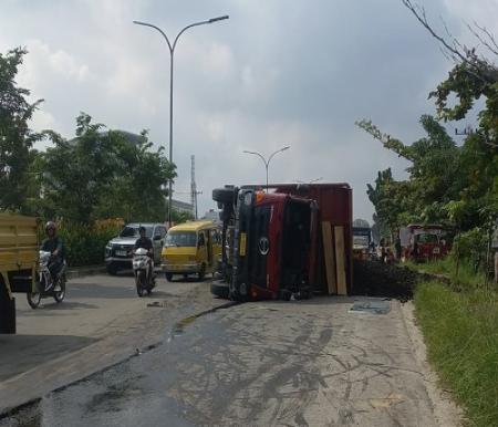 Kecelakaan tunggal truk batu bara di Jalan SM Amin, Pekanbaru (foto/Mg2)