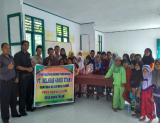   Anak-anak murid MDA Murul Islam, Desa Kuala Tolam berfoto seusai menerima bantuan meja dan kursi dari manajemen PT SAU.
