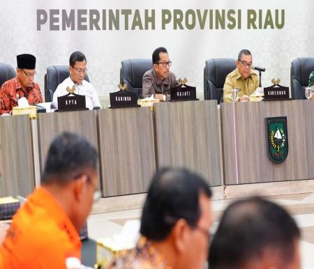 Gubernur Riau, Edy Natar pimpin Rapat Koordinasi Pemprov Riau dan Forkopimda antisipasi Nataru 2024 (foto/int)
