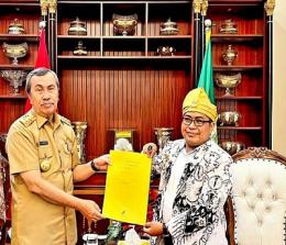 Ketua BKH PGRI Riau, Ekowi (kanan) saat bersama Gubri Syamsuar (foto/int)