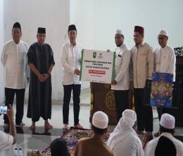 Gubri, Syamsuar didampingi Wagubri, Edy Natar menyalurkan program Baznas Riau dalam safari ramadan malam kedua di Masjid Raya Nurul Wathan Riau.(foto: mcr)