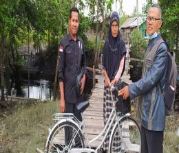 Penyerahan bantuan sepeda untuk Mustahiq yang setiap hari berjualan menggunakan sepeda yang dipinjamkan tetangganya, bantuan  diserahkan langsung oleh Ketua Baznas Kepulauan Meranti Sunarto didepan rumahnya. 
