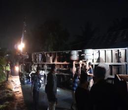 Kondisi truk terguling di Jalan Garuda Sakti KM 4 membuat akses Pekanbaru-Kampar lumpuh.(foto: bayu/halloriau.com)