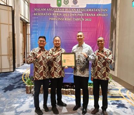 PT Angkasa Pura II KC Bandara Sultan Syarif Kasim II Pekanbaru mendapatkan penghargaan (foto/ist)