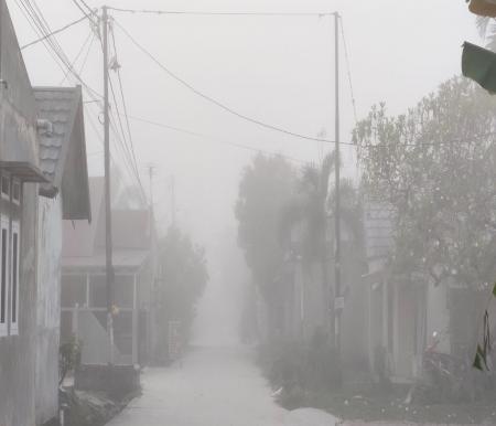 Kabut asap selimuti pemukiman di Kubang Raya Pekanbaru.(foto: istimewa)