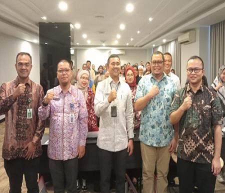 Kadisnakertrans Riau bersama peserta Bimtek.(foto: sri/halloriau.com)