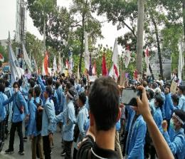 Massa mahasiswa saat menggelar unjuk rasa di DPRD Riau.