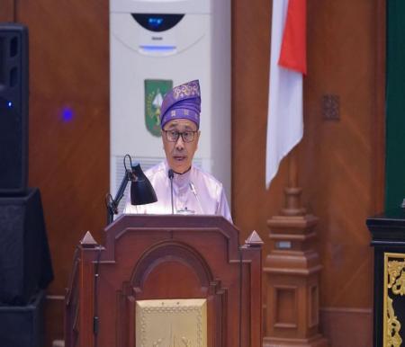 Gubernur Riau, Syamsuar saat hadiri paripurna istimewa HUT ke-66 Riau di DPRD Riau.(foto: mcr)