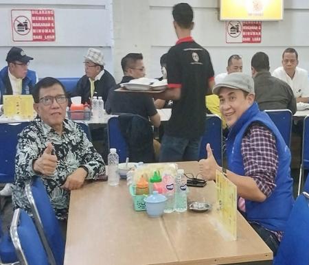 Hendry Ch Bangun dan Zulmansyah Sekedang makan malam bersama pendukung masing-masing menjelang pemilihan Ketua Umum PWI, di salah satu rumah makan di Jalan Braga, Bandung, Selasa (26/9/2023).