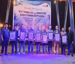 Bupati Inhu menerima Anugerah JMSI Award 2023 (foto/andri)