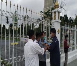 Petugas membubarkan mahasiwa yang berdemo di depan Kantor Gubernur Riau.