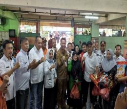 Pemko Pekanbaru dan Baznas Pekanbaru bersama para pedagang Pasar Bawah yang terdampak banjir.(foto: rahmat/halloriau.com)