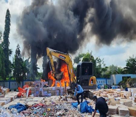 Kegiatan pemusnahan barang bukti BC Dumai.(foto: bambang/halloriau.com)