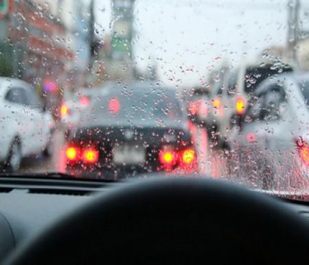Tips mobil, mengemudi saat hujan.(foto: ilustrasi/int)