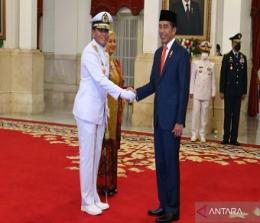 Presiden Jokowi usai melantik Laksamana Muhammad Ali sebagai Kasal (foto/int)