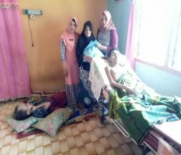 Zainun dan kedua putranya saat dikunjungi FJPI Riau di rumahnya.