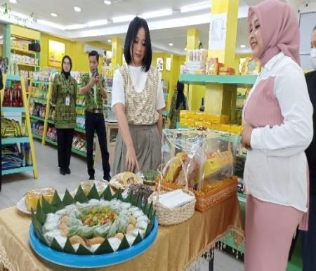Astrid mengaku sangat menyukai rasa talam durian dari Khadijah Oleh-oleh (foto/rahmat)