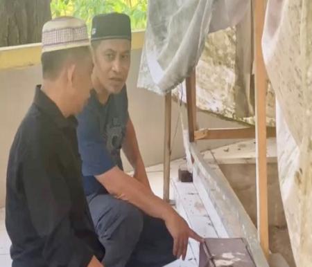 Wabup Bengkalis, Dr Bagus Santoso berziarah ke makam keramat Datuk Berdarah Putih (foto/zul)