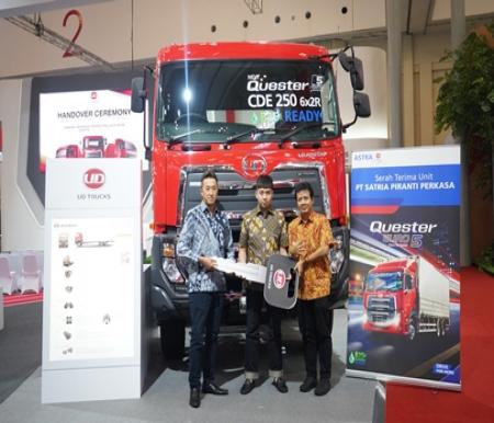 President Director UD Trucks Indonesia, Toshihiko Odawara bersama Director PT SPP, Jason Wijaya dan Chief Operating Officer Astra UD Trucks, Bambang Widjanarko saat penyerahan Quester.(foto: istimewa)