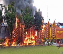 Kebakaran melanda Gedung B MPP Pekanbaru beberapa hari lalu.(foto: int)