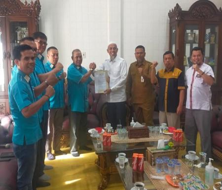 KONI Riau serahkan SK Tuan Rumah Porprov XI ke Walikota Dumai, Paisal (foto/rahmat)