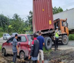Truk kontainer gagal mendaki di Jalan Lintas Timur Tenayan Raya Pekanbaru menyebabkan kemacetan panjang.(foto: detik.com)