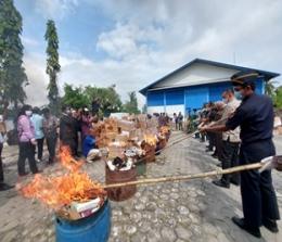 Bea Cukai Dumai musnahkan barang ilegal senilai Rp3,5 Miliar (foto/bam)