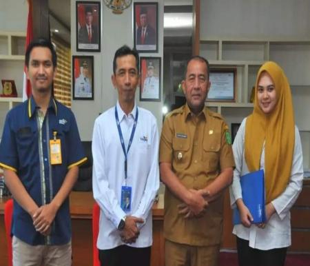 Wabub Inhu, Junaidi Rachmat bersama Branch Manager PT Taspen Cabang Pekanbaru, Burmansyah (foto/andri)