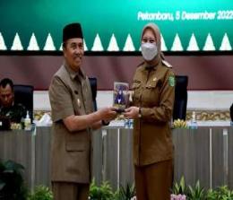 Gubernur Riau, Syamsuar menyerahkan Opini WTP Pemkab Inhu (foto/ist)