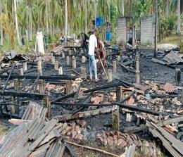 Api berkobar membakar rumah Mahmud di Desa Tanjung Gemuk, Kecamatan Rangsang