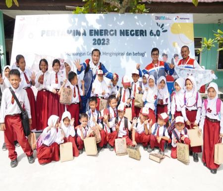 Perwira Pertamina bercengkrama dengan para siswa sekolah dasar di Riau (foto/ist)