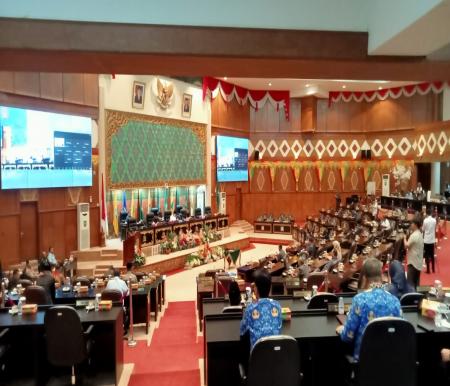 Rapat paripurna persetujuan APBD Riau 2024 (foto:Rinai/halloriau)